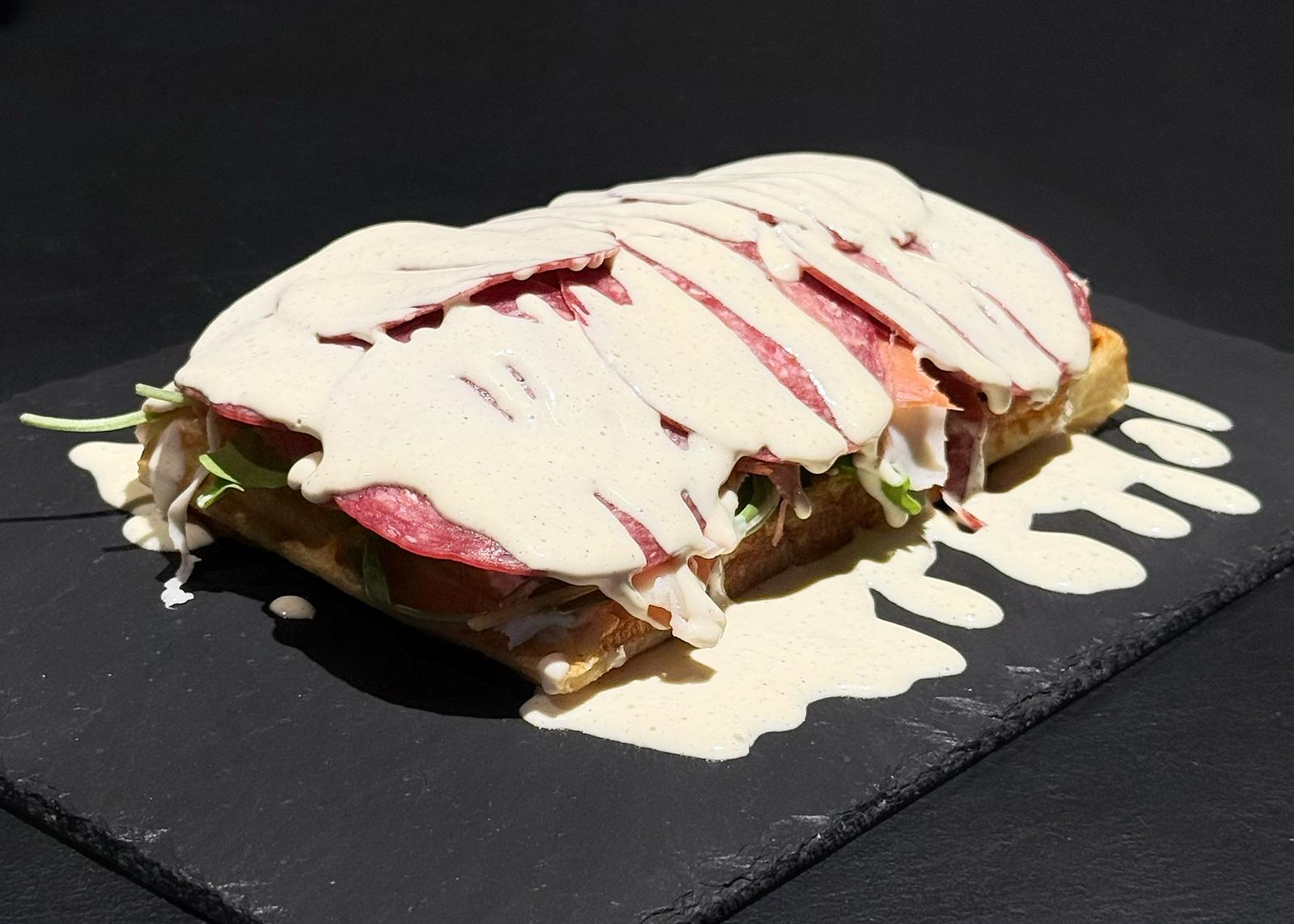 Gaufre au salami et jambon cru